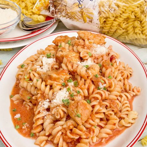 paste-cu-piept-de-pui-si-sos-de-ceapa-C