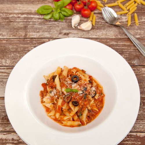 penne-baneasa-cu-sos-de-rosii-ton-si-masline-00